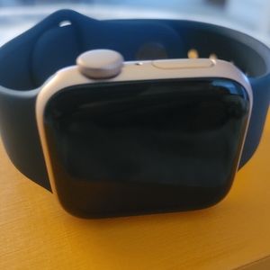 Apple Watch SE (GPS, 40mm) with Sport Band